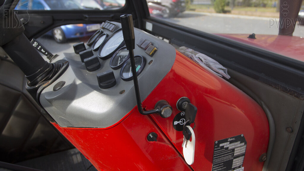 Czy tak pozostawiony na postoju bez opieki ciągnik jest prawidłowo zabezpieczony przed możliwością uruchomienia go przez osobę niepowołaną?