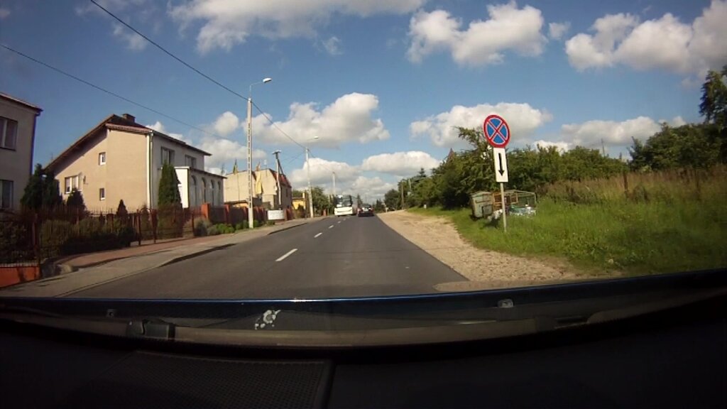 Czy w przedstawionej sytuacji możesz zatrzymać pojazd przed znakiem na poboczu?