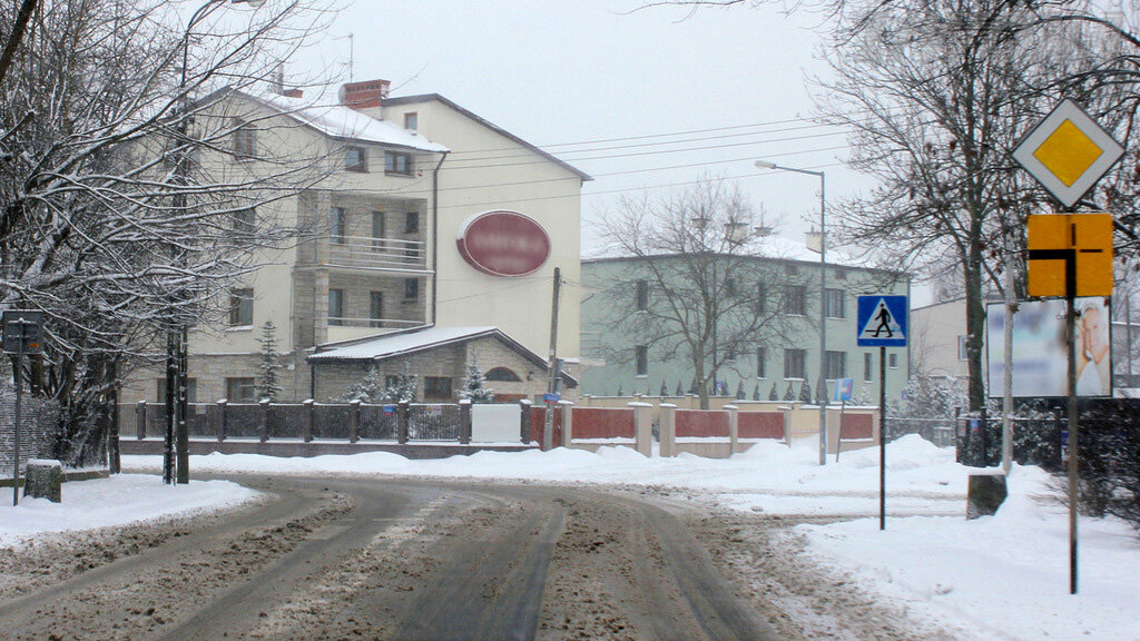 Masz zamiar skręcić w prawo na widocznym skrzyżowaniu. Czy w związku z tym masz obowiązek ustąpić pierwszeństwa pojazdom, które zbliżają się z lewej strony?