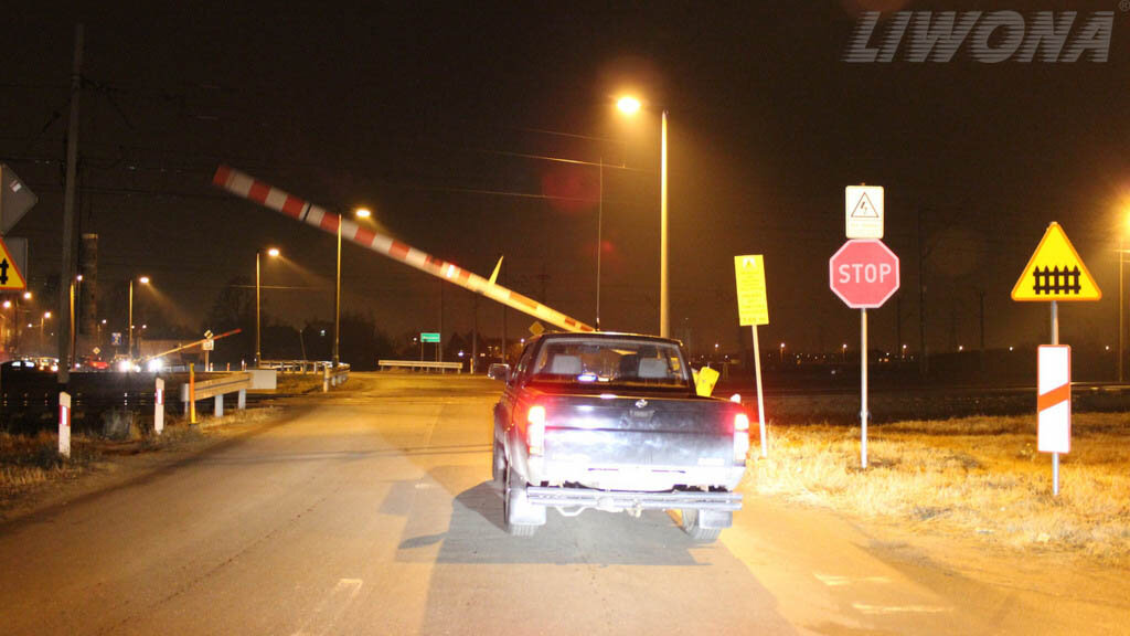 Czy masz prawo wjechać na przejazd kolejowy, w czasie podnoszenia zapór przez pracownika kolejowego?