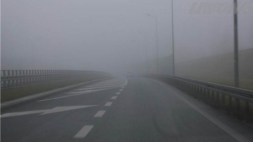 Czy masz prawo używać świateł przeciwmgłowych tylnych, jeżeli mgła ogranicza widoczność na odległość 100 m?