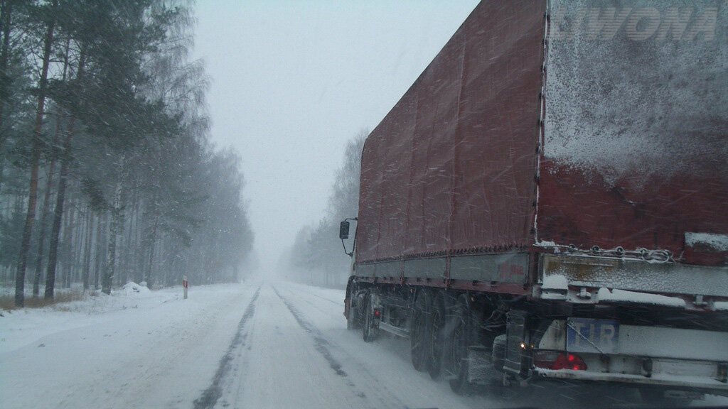 Czy w widocznej sytuacji manewr wyprzedzania niesie ryzyko poślizgu i spowodowania wypadku drogowego?