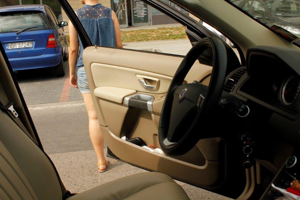 Czy przepisy ustawy Prawo o ruchu drogowym dopuszczają możliwość oddalenia się od pojazdu, którego silnik jest w ruchu?