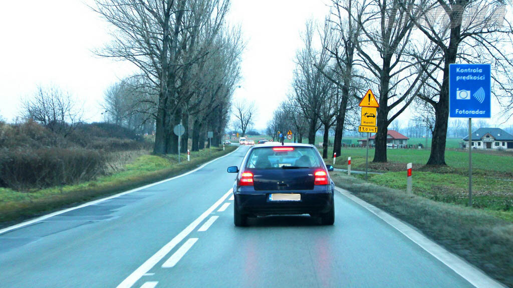 Który z wymienionych czynników ma decydujący wpływ na określanie odległości od pojazdu jadącego przed nami?