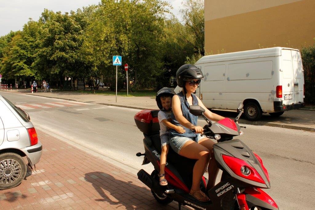 Czy przewożąc pasażera w wieku 6 lat motorowerem masz prawo poruszać się z prędkością 50 km/h?