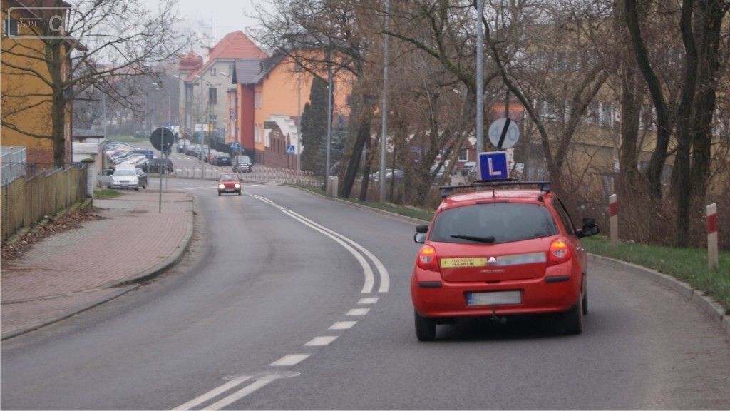 Jak zachowasz się w sytuacji, która zmusi Cię do kontynuuowania jazdy za pojazdem nauki jazdy, bez możliwości bezpiecznego wykonania manewru wyprzedzania?