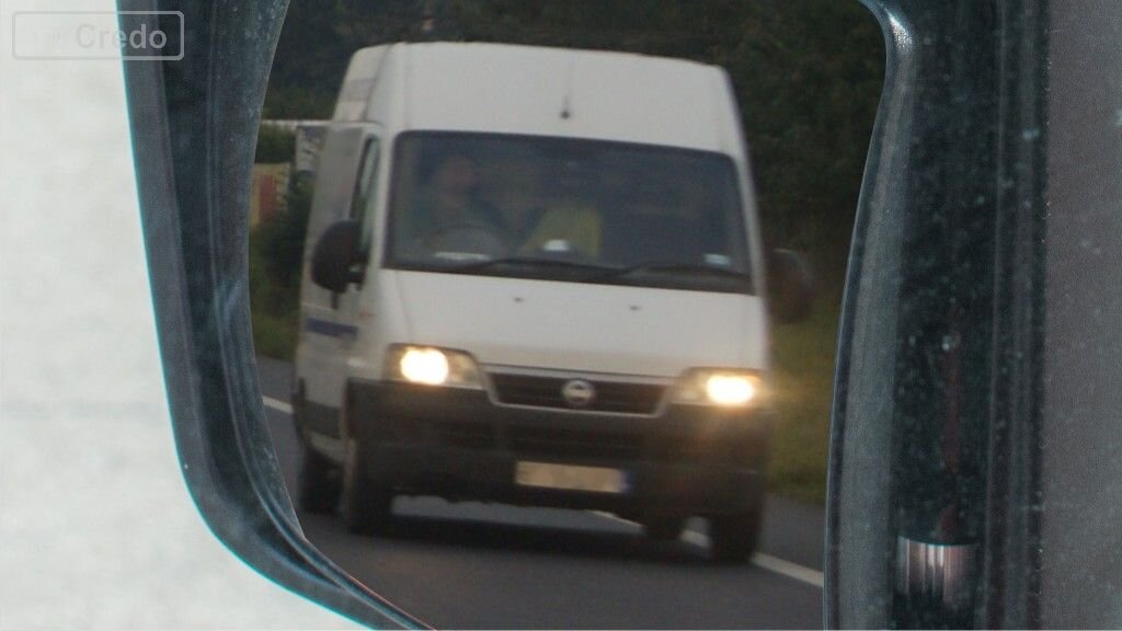 Jedziesz po drodze z maksymalną dozwoloną prędkością, pomimo tego widzisz zbliżający się z tyłu pojazd, który mruga światłami. Co zrobisz w tej sytuacji?