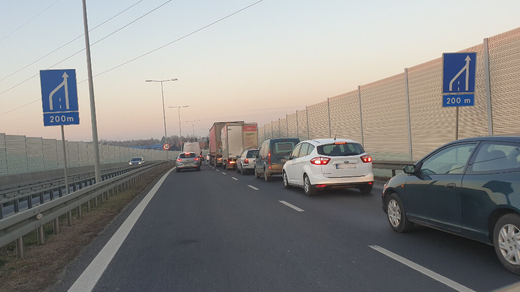 Czy kierujący pojazdem poruszającym się prawym pasem ruchu po ominięciu tego znaku ma obowiązek umożliwić Tobie zmianę pasa ruchu ?