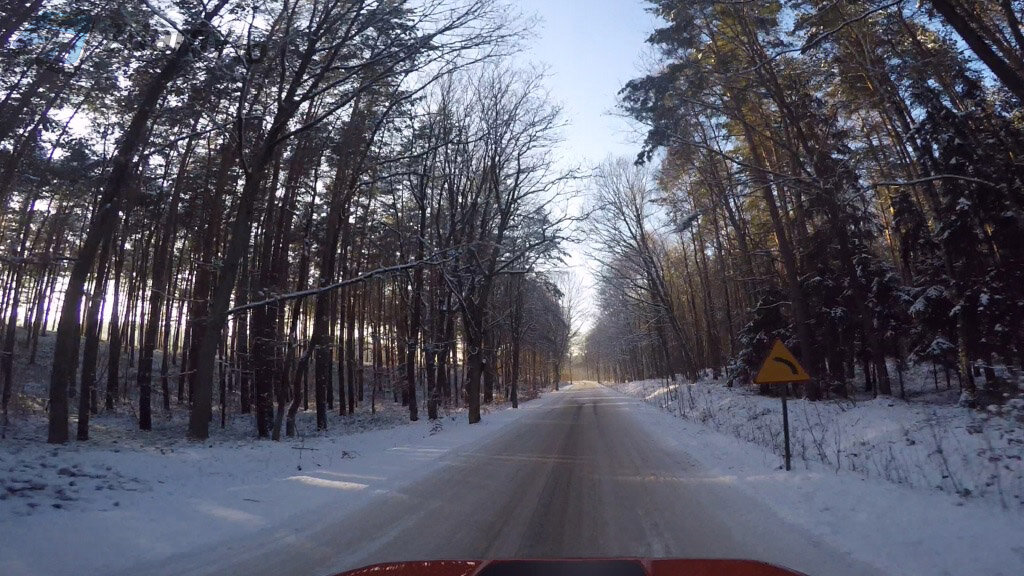 Jakie negatywne skutki dla kierującego pojazdem może powodować zaśnieżenie lub oblodzenie jezdni?