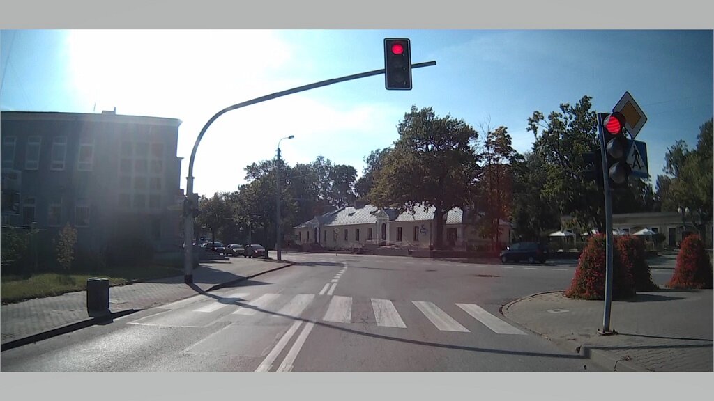 Czy w tej sytuacji możesz jechać na wprost przez skrzyżowanie?