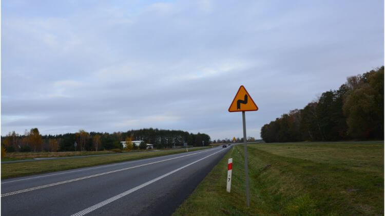 Czy widoczny znak ostrzega o dwóch niebezpiecznych zakrętach, z których pierwszy jest w prawo, a drugi w lewo?