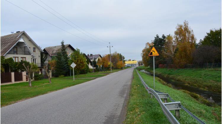 Czy widoczny znak ostrzega o zbliżaniu się do przeprawy promowej?