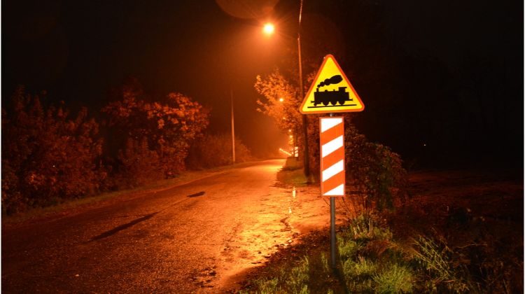 Czy widoczny znak ostrzega o przejeździe kolejowym wyposażonym w półzapory?