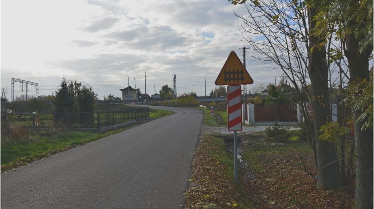 Czy widoczny znak ostrzega o przejeździe kolejowym, który może być wyposażony w sygnalizację świetlną?