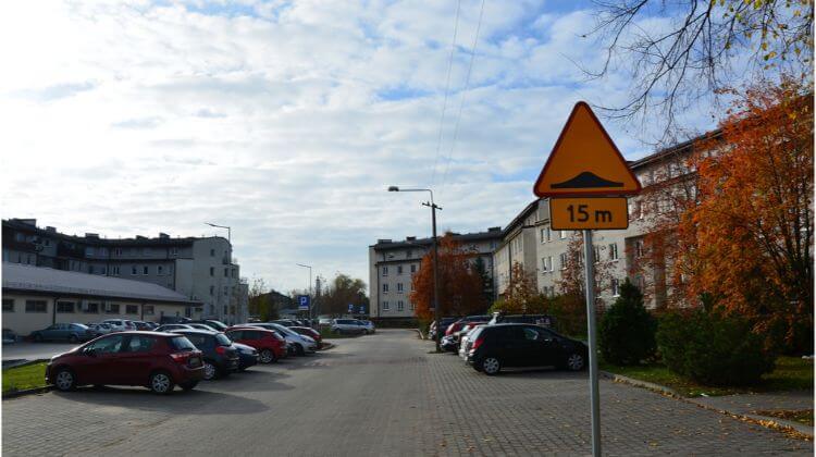 Czy widoczny znak ostrzega o wypukłości na jezdni zastosowanej w celu spowolnienia ruchu pojazdów?