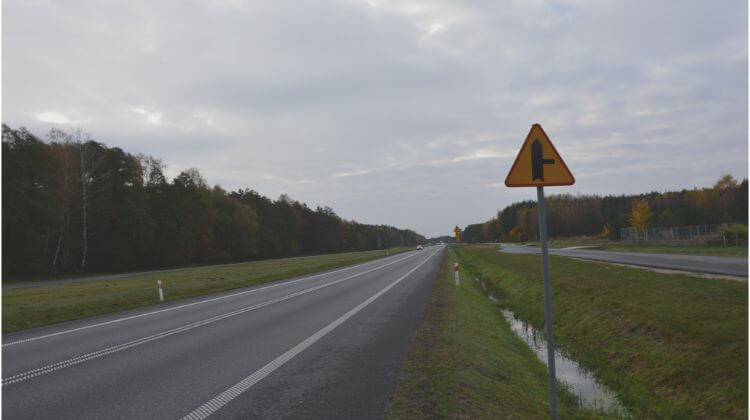 Czy na najbliższym skrzyżowaniu masz pierwszeństwo przed pojazdem nadjeżdżającym z prawej strony?