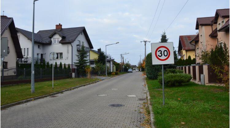 Czy znak ten, jeżeli nie jest uprzednio odwołany znakiem oznaczającym koniec strefy ograniczonej prędkości, obowiązuje do najbliższego skrzyżowania?