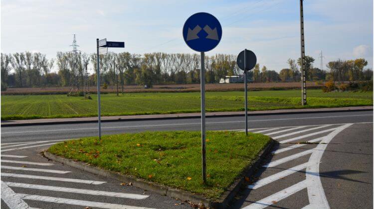 Czy widząc ten znak kierujący może przejechać z jego lewej lub prawej strony?