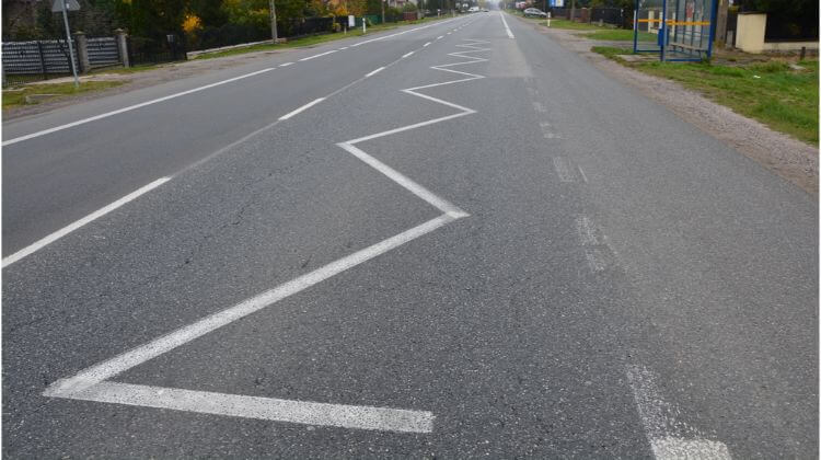 Czy widoczna "linia przystankowa" oznacza powierzchnię jezdni, po której przejeżdżanie jest zabronione?