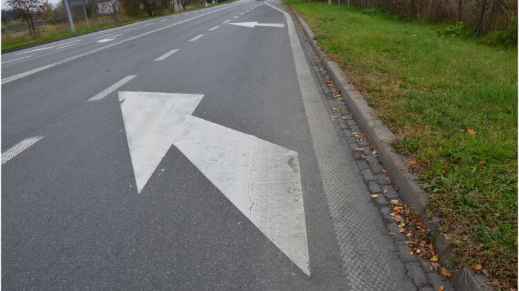Czy w tej sytuacji zmieniając pas ruchu na lewy, masz pierwszeństwo przed pojazdami poruszającymi się po pasie, na który zamierzasz wjechać?