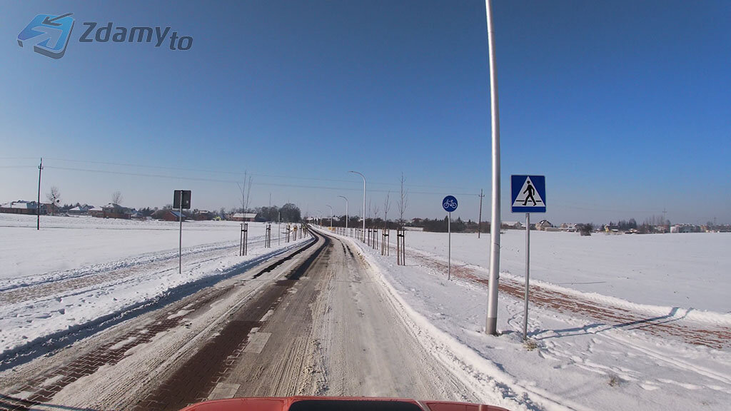 Czy w tej sytuacji wolno Ci kontynuować jazdę przez przejście dla pieszych bez zatrzymania?