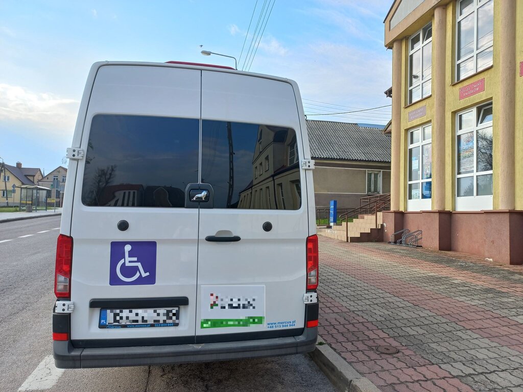 Czy podczas omijania pojazdu oznaczonego taką tablicą i z włączonymi światłami awaryjnymi, z którego wysiada osoba niepełnosprawna należy zachować szczególną ostrożność i w razie potrzeby zatrzymać się?