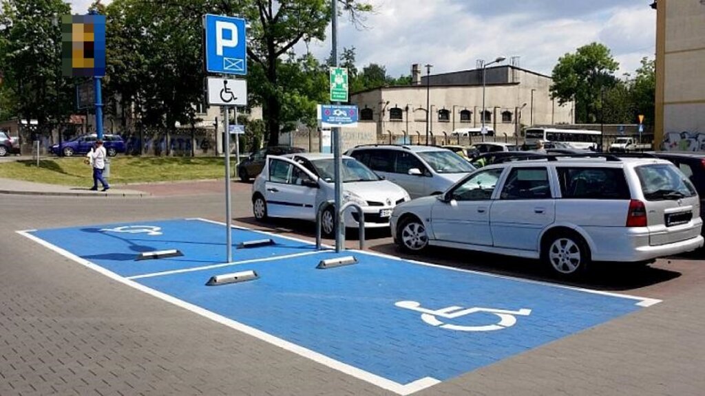 Czy na tak oznaczonym miejscu możesz dokonać postoju pojazdu, jeżeli przewozisz osobę niepełnosprawną legitymującą się kartą parkingową?