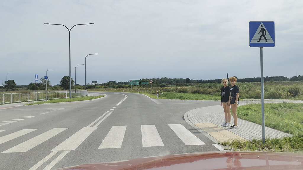 Czy w tej sytuacji masz prawo kontynuować jazdę bez zwracania uwagi na zachowanie pieszych?