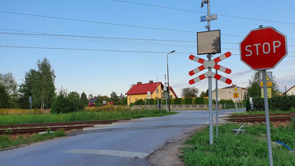 Czy dojeżdżając do tak oznakowanego przejazdu możesz spodziewać się ograniczonej widoczności?