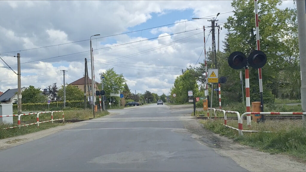 Czy zbliżając się do przejazdu kolejowego z siecią trakcyjną powinieneś mieć świadomość dodatkowego zagrożenia?