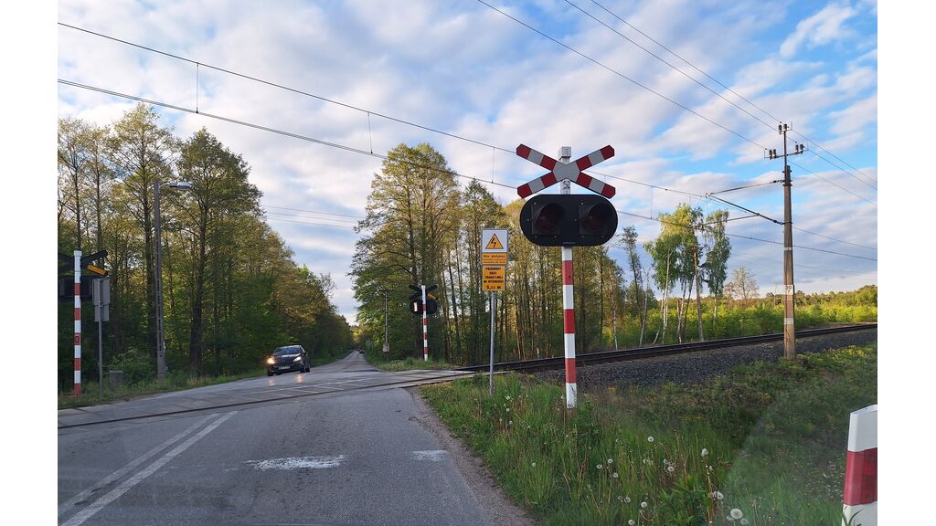 Czy w tej sytuacji, po upewnieniu się, że nie nadjeżdża pociąg, możesz przejechać przez torowisko bez zatrzymania?