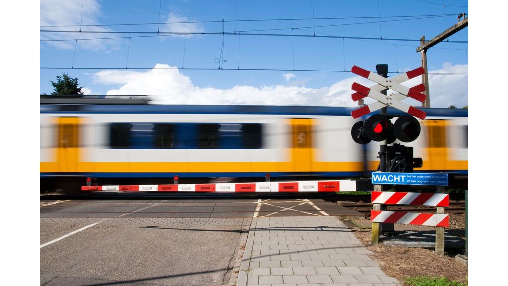 Czy po otwarciu ruchu na przejeździe wielotorowym , powinieneś przed wjazdem na torowisko upewnić się, czy po drugim torze nie zbliża się inny pociąg ?
