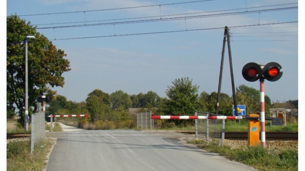 Czy w tej sytuacji po upewnieniu się, że nie nadjeżdża pociąg , masz prawo objechać półzapory i przejechać przez przejazd kolejowy ?