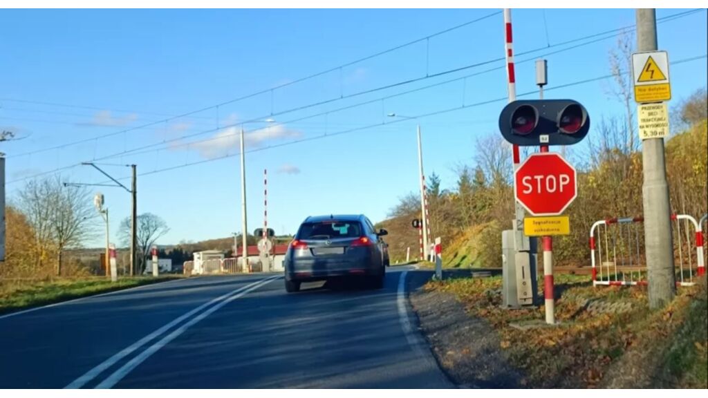 Czy w tej sytuacji masz prawo wyprzedzić poprzedzający pojazd, aby jak najszybciej przejechać przez przejazd kolejowy ?