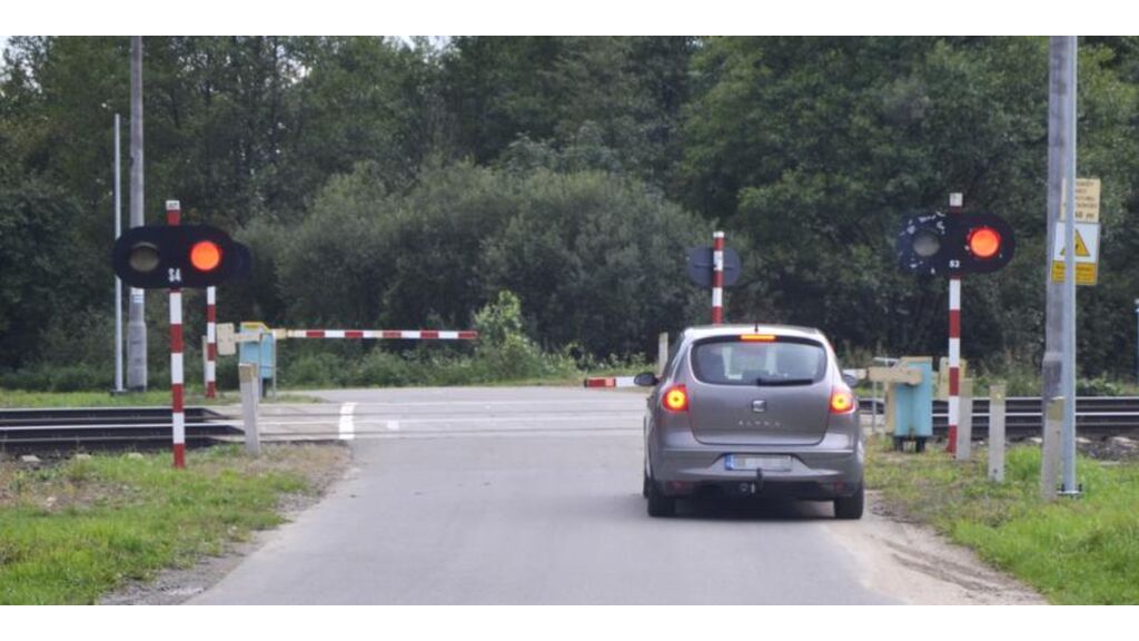 Czy w tej sytuacji  masz prawo ominąć poprzedzający pojazd wjeżdżając na część jezdni przeznaczoną dla przeciwnego kierunku ruchu, jeśli zdołasz zatrzymać się przed przejazdem kolejowym ?
