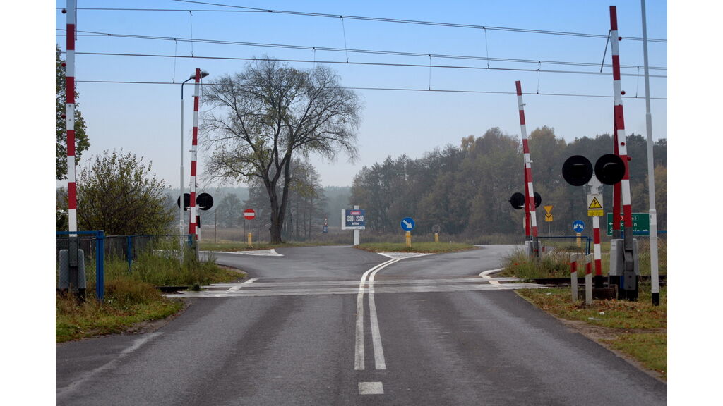Czy zbliżając się do przejazdu kolejowego z zaporami powinieneś uwzględniać, że wskutek różnych przyczyn  urządzenia zabezpieczające mogą na czas nie zamknąć przejazdu ?
