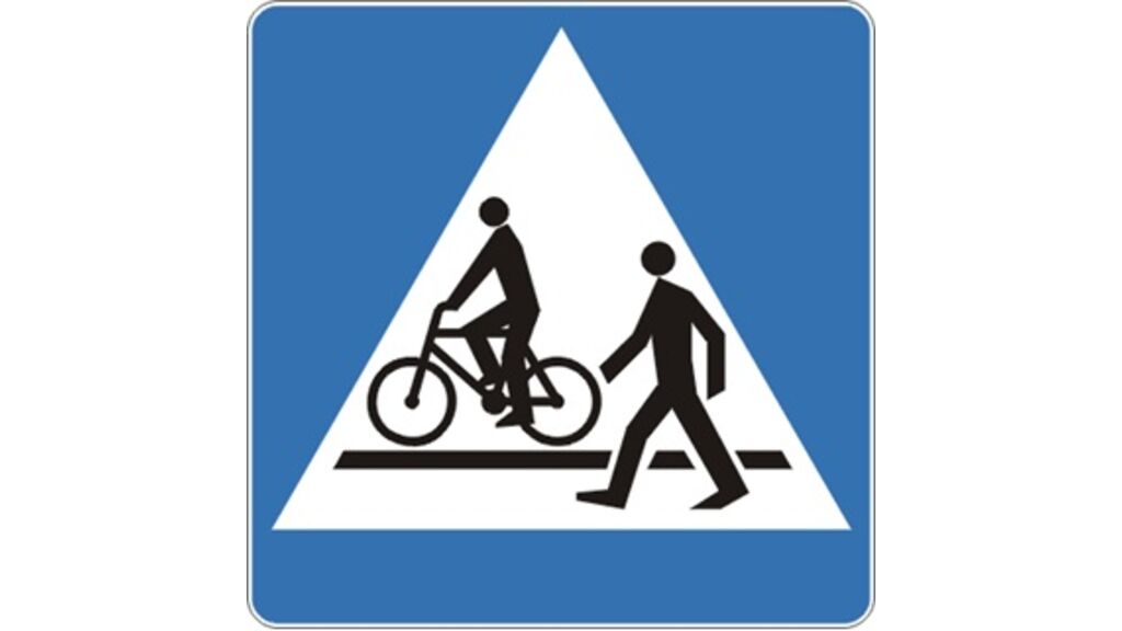 Czy w miejscu, o którym informuje widoczny znak jesteś obowiązany ustąpić pierwszeństwa osobie poruszającej się przy użyciu urządzenia wspomagającego ruch, która znajdzie się na przejeździe dla rowerów?