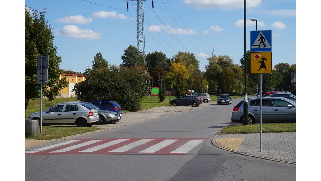 Czy w przedstawionej sytuacji zbliżasz się do przejścia dla pieszych, na którym ciąży na Tobie obowiązek zwrócenia dodatkowej uwagi na dzieci?
