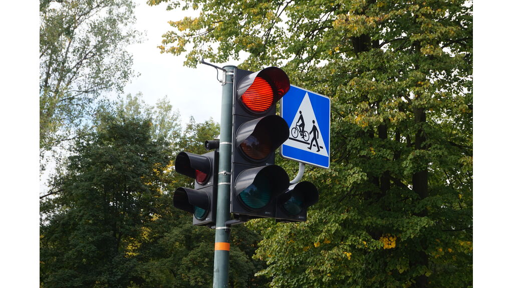 Czy w przedstawionej sytuacji jesteś uprzedzony o występowaniu obok siebie przejścia dla pieszych i przejazdu dla rowerów?