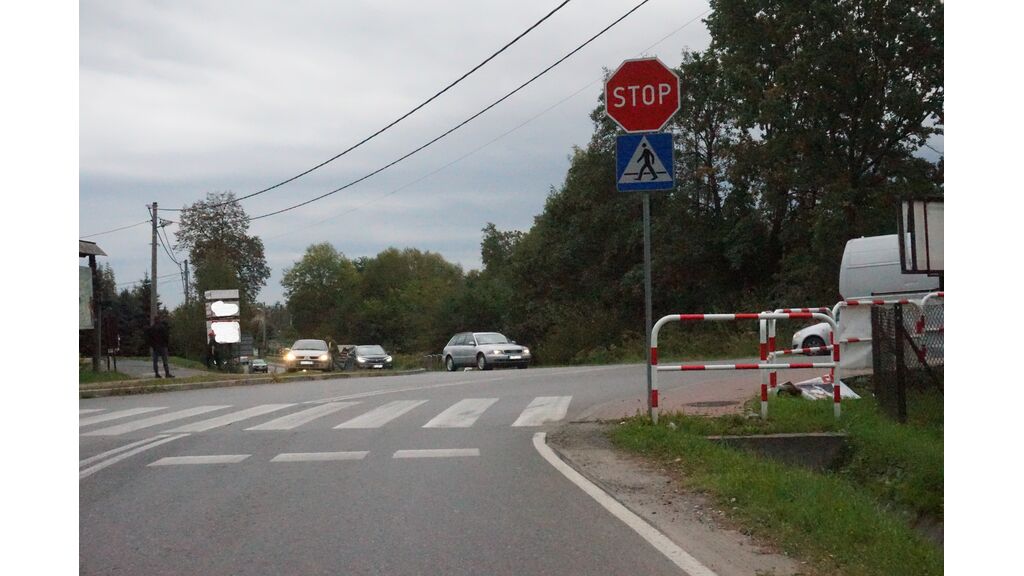 Czy w przedstawionej sytuacji masz obowiązek zatrzymać się zawsze przed przejściem dla pieszych?