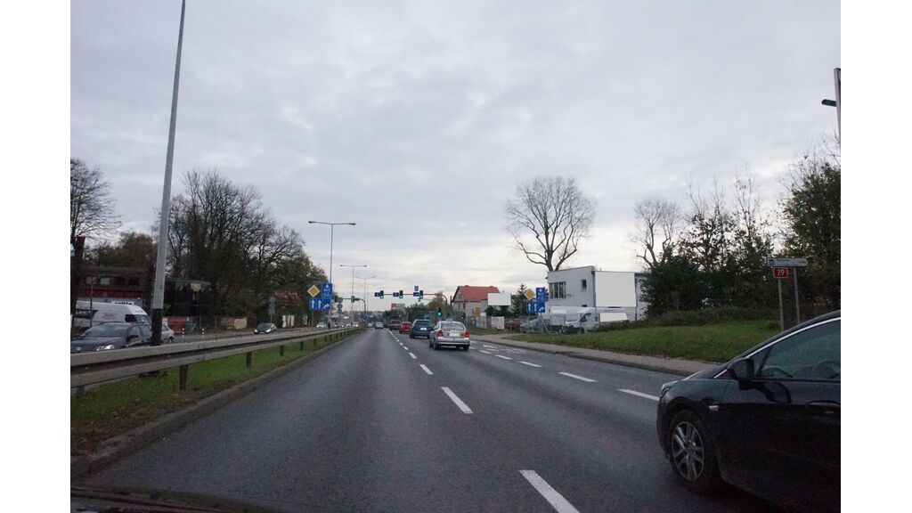 Czy w przedstawionej sytuacji możesz wyprzedzić po lewej stronie wolno jadący środkowym pasem ruchu pojazd?