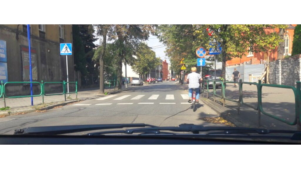 Czy w przedstawionej sytuacji jesteś obowiązany powstrzymać się od wyprzedzania rowerzysty ?