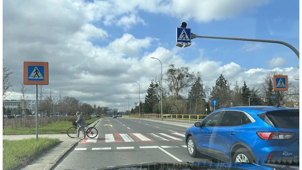 Czy w przedstawionej sytuacji, pomimo zachowania szczególnej ostrożności,  obowiązuje Cię zakaz wyprzedzania poprzedzającego pojazdu ?