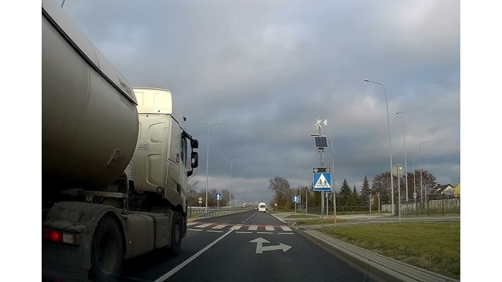 Czy w przedstawionej sytuacji, przy zachowaniu zwiększonej uwagi, wolno Ci wyprzedzić poprzedzający pojazd z jego prawej strony ?