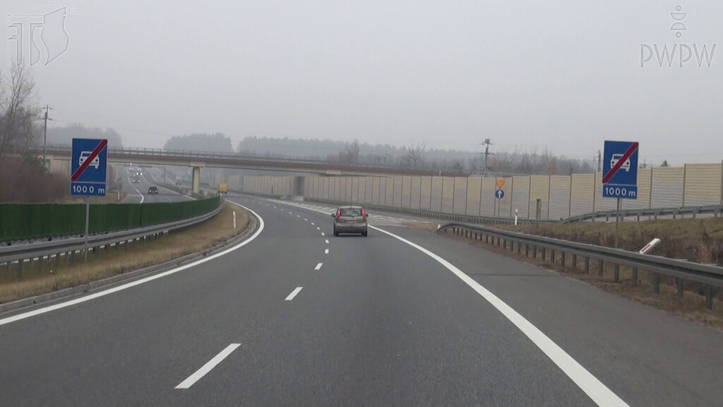 Czy w tej sytuacji masz obowiązek zachować odstęp od poprzedzającego pojazdu wynoszący co najmniej 50 m, jeśli jedziesz z prędkością 100 km/h ?