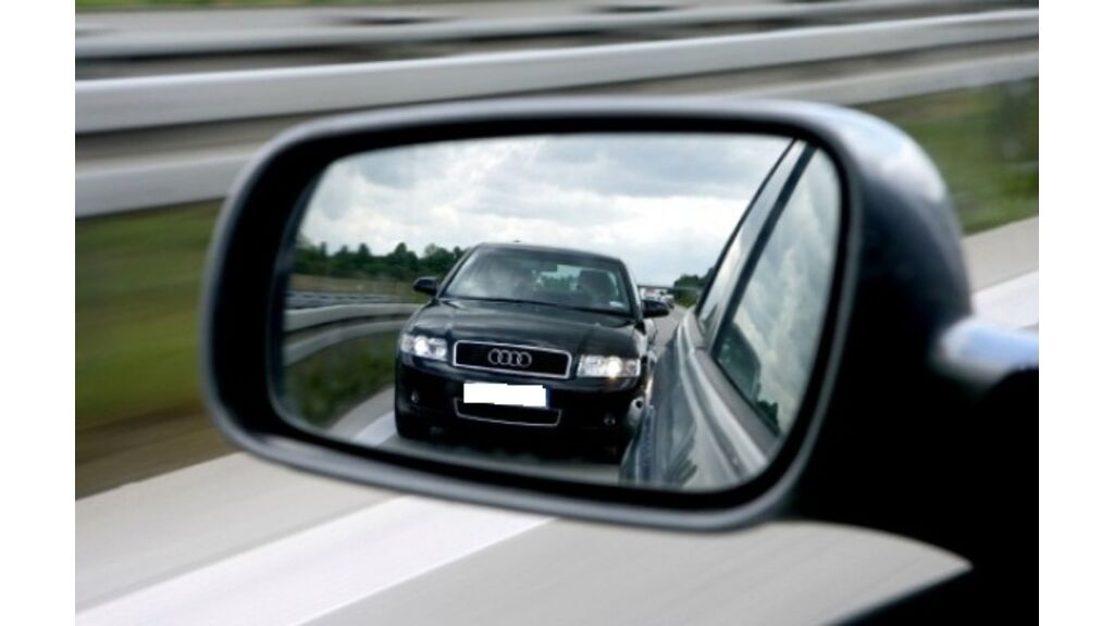 Czy wolno Ci rozpocząć manewr wyprzedzania bez uprzedniego upewnienia się, czy kierujący jadący za Tobą nie rozpoczął wyprzedzania ?