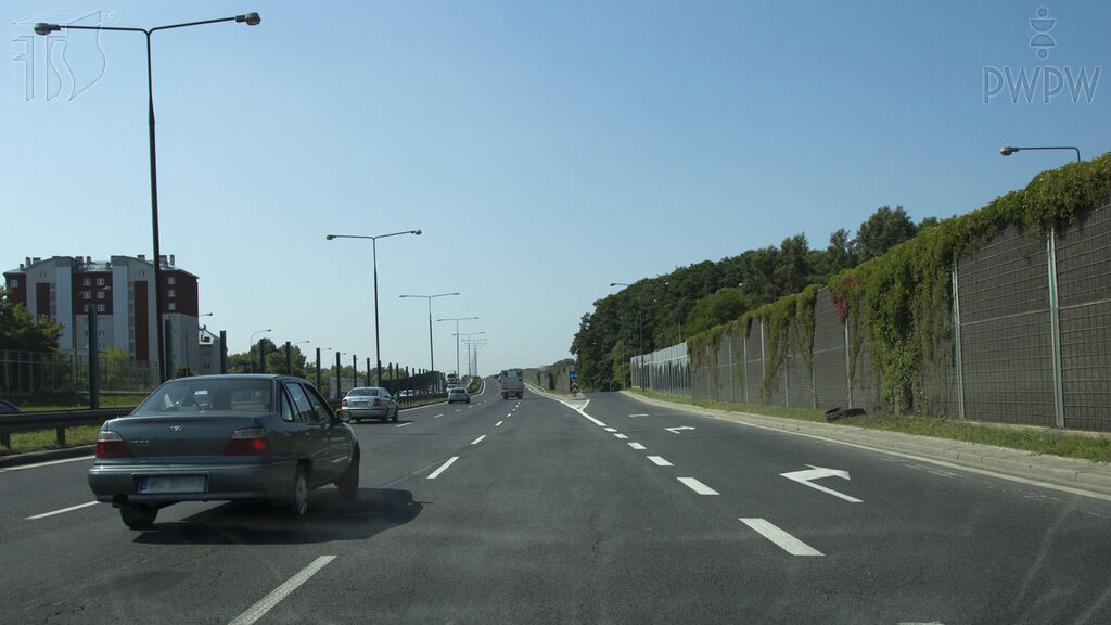 Czy w tej sytuacji, poza obszarem zabudowanym, obowiązuje Cię zakaz wyprzedzania z prawej strony jadącego przed Tobą pojazdu?