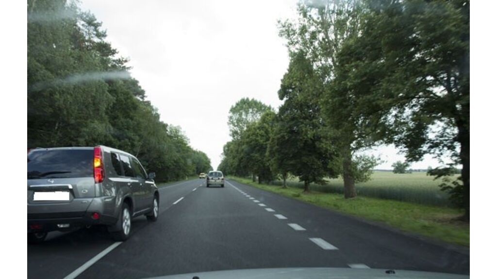 Kierujesz pojazdem wyprzedzanym. Czy w czasie wyprzedzania lub bezpośrednio po nim wolno Ci nieznacznie zwiększyć prędkość ?