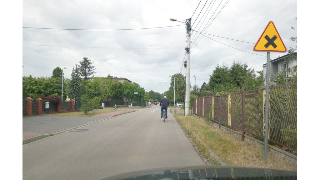 Czy w tej sytuacji, mimo że zakaz wyprzedzania rowerzysty nie obowiązuje na skrzyżowaniu, powinieneś powstrzymać się od wyprzedzania rowerzysty, gdyż ze względu na ograniczoną widoczność mogłoby ono doprowadzić do stworzenia zagrożenia bezpieczeństwa ?