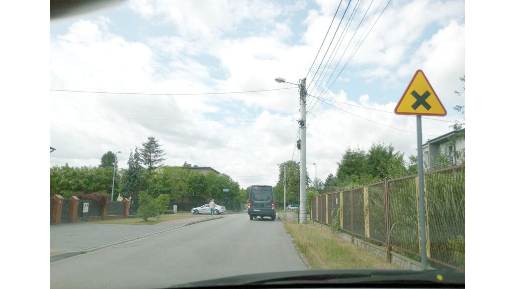 Czy pomimo zachowania szczególnej ostrożności, jesteś obowiązany powstrzymać się od  wyprzedzania  pojazdu silnikowego na najbliższym skrzyżowaniu ?